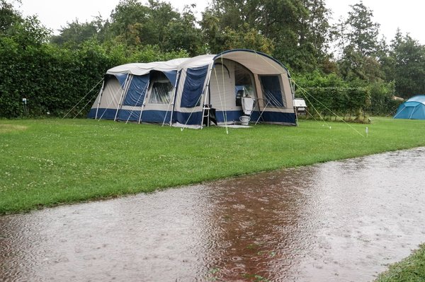 Camping sous la pluie à Annecy : que faire ?