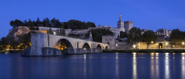 Quelles sont les attractions incontournables à Avignon selon ce guide?